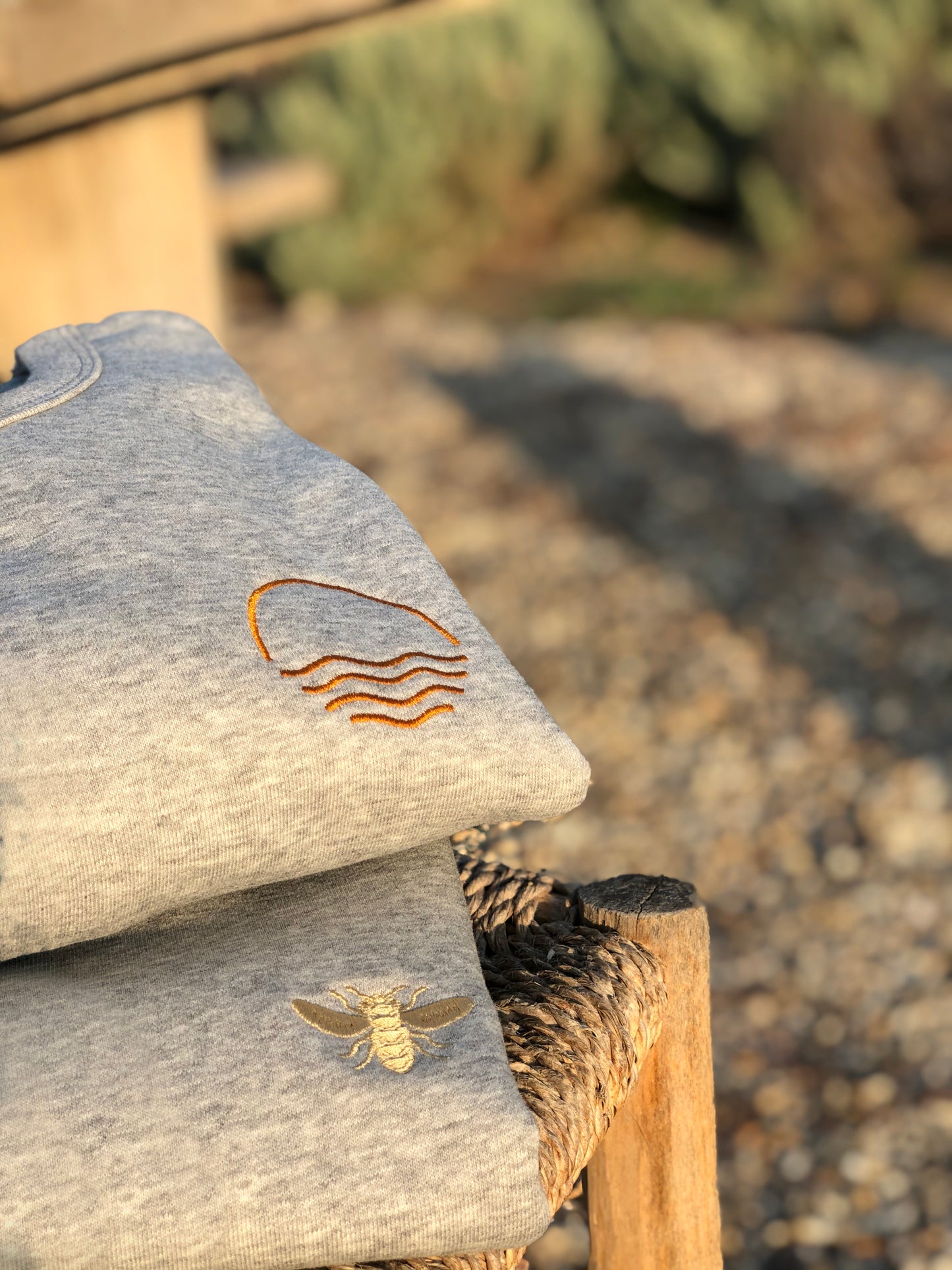 Sweatshirt Grau Bio Baumwolle Stick Biene Gold