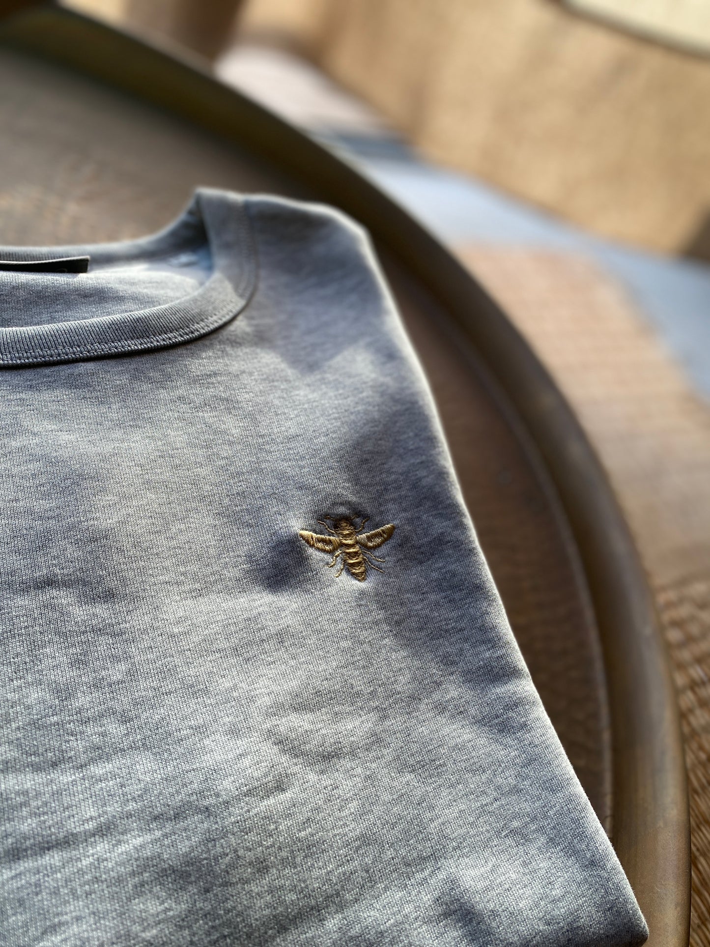 Sweatshirt Grau Bio Baumwolle Stick Biene Gold