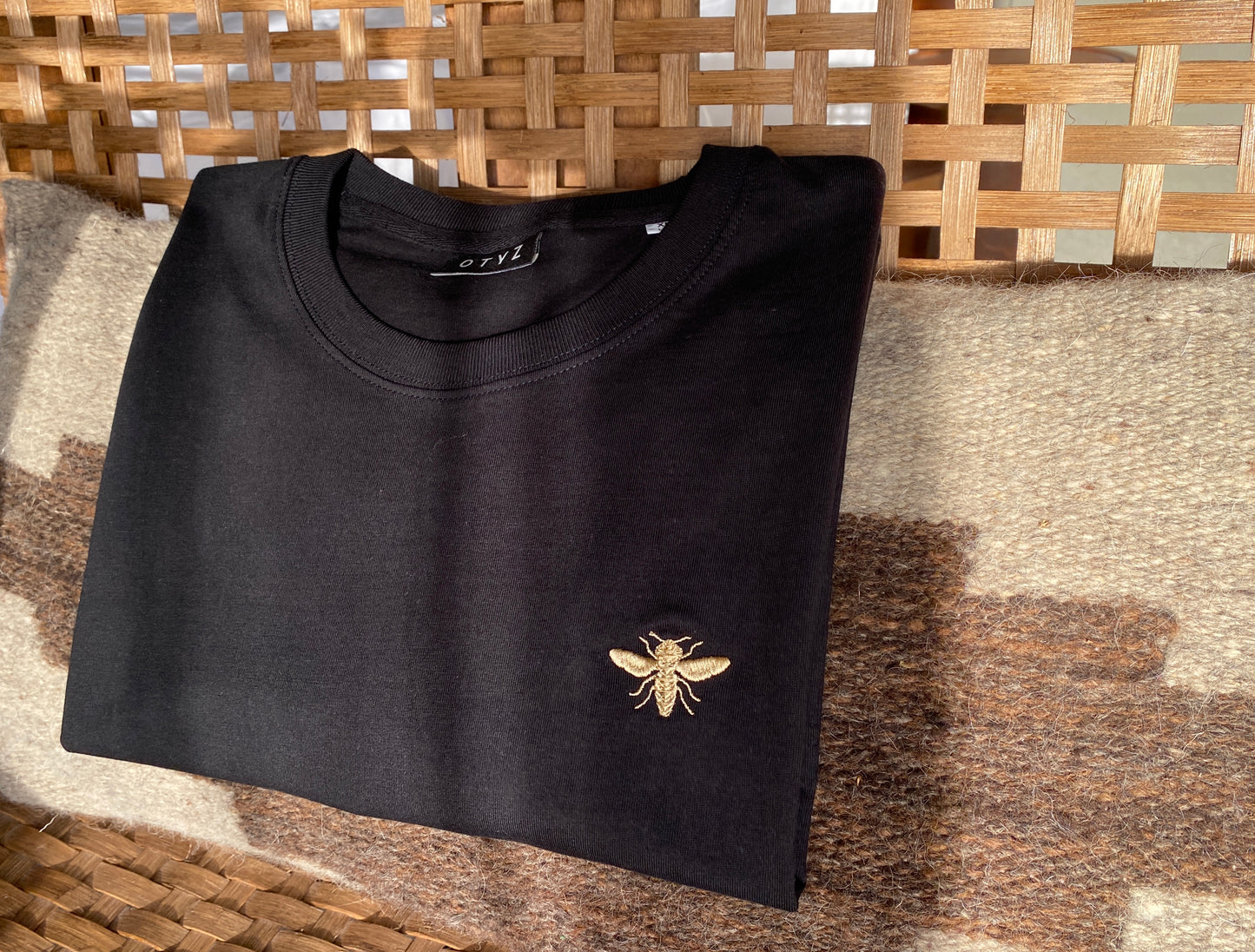 T-Shirt Bio Baumwolle Schwarz Stick Biene Gold