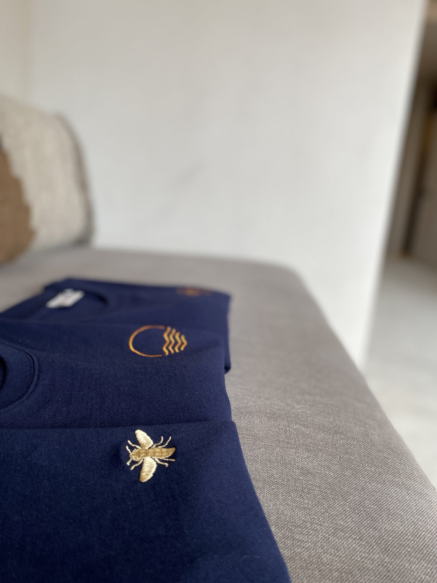 T-Shirt Bio Baumwolle Blau Stick Biene Gold